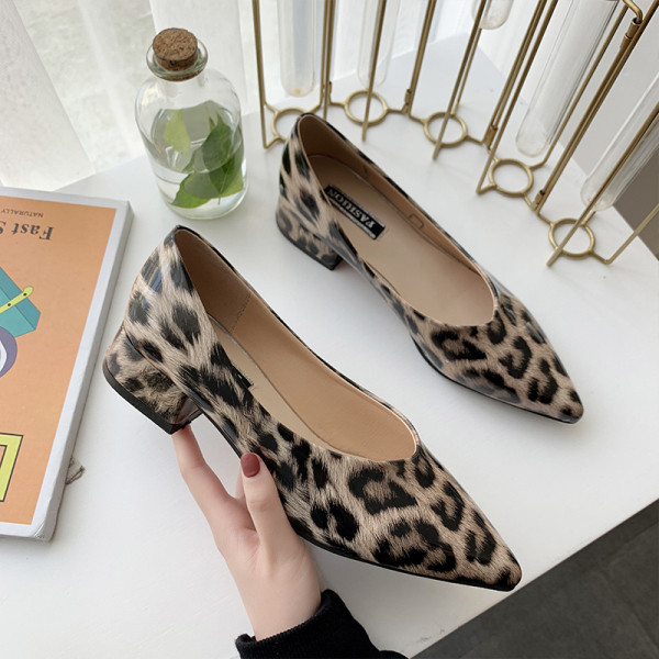 Ženske casual cipele na špic model od eko kože sa životinjskim uzorkom