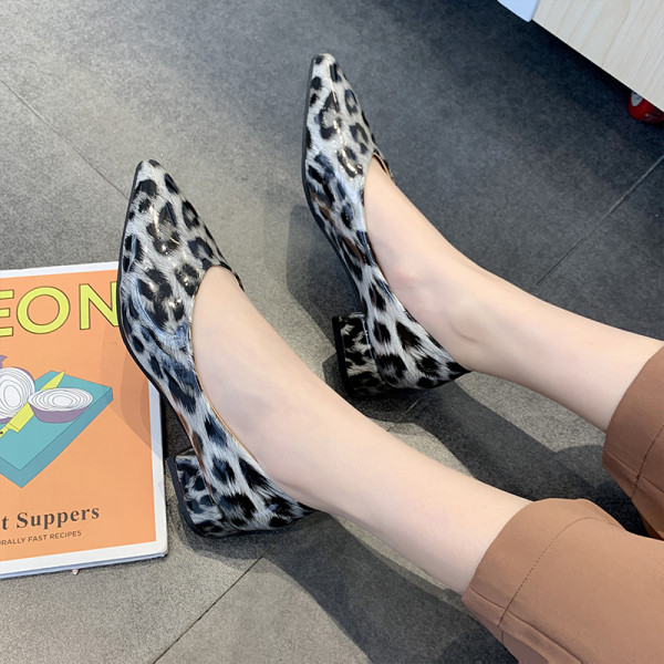 Ženske casual cipele na špic model od eko kože sa životinjskim uzorkom