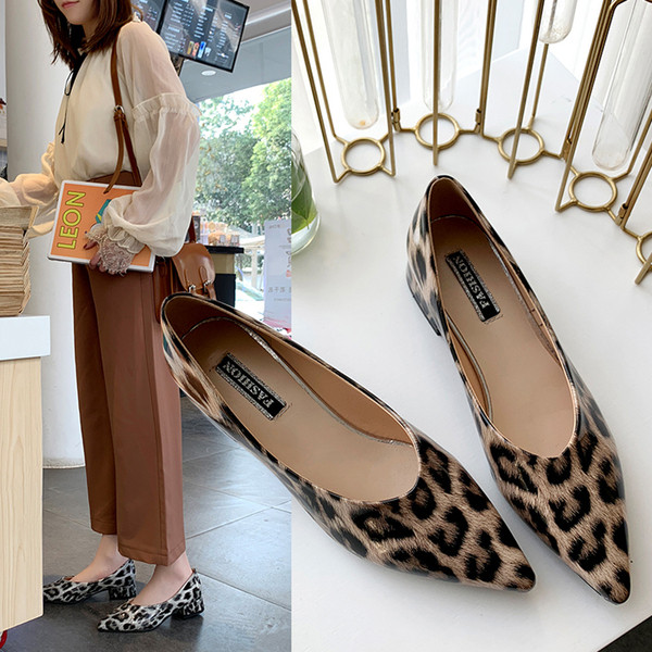 Ženske casual cipele na špic model od eko kože sa životinjskim uzorkom