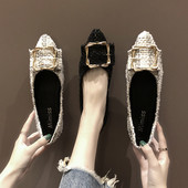 Sieviešu apavi ar metāla sprādzi un plakanu zoli