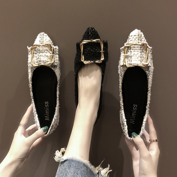 Sieviešu apavi ar metāla sprādzi un plakanu zoli