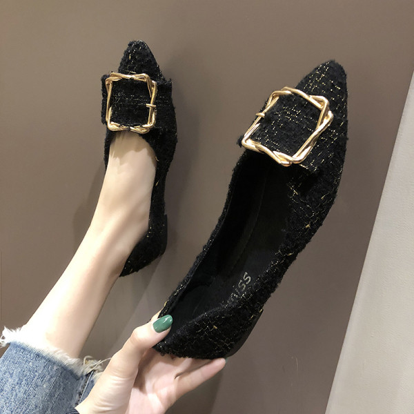 Sieviešu apavi ar metāla sprādzi un plakanu zoli