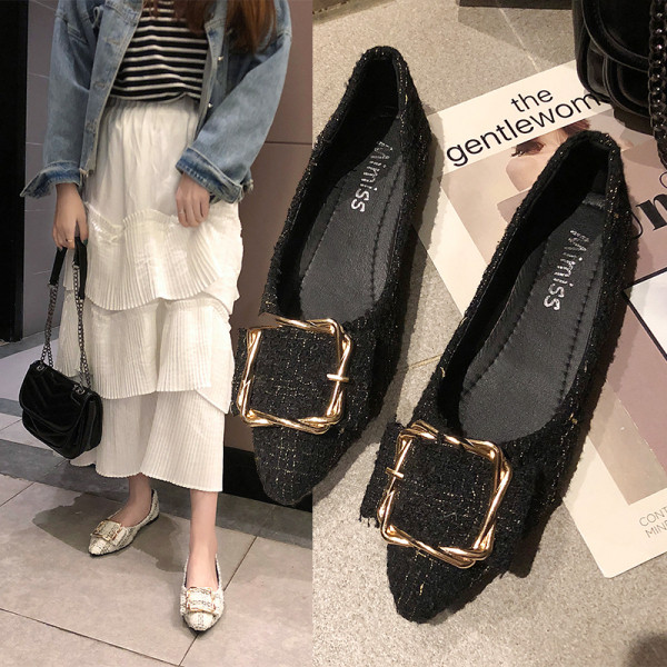 Sieviešu apavi ar metāla sprādzi un plakanu zoli