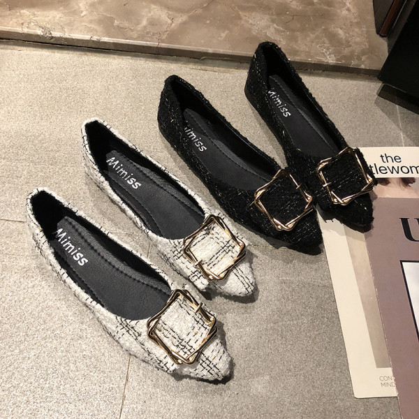 Sieviešu apavi ar metāla sprādzi un plakanu zoli