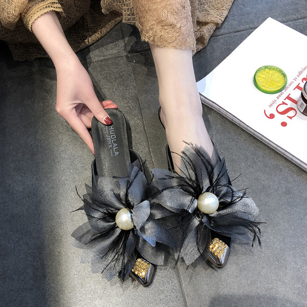 Model nou de papuci dama cu element 3D de flori