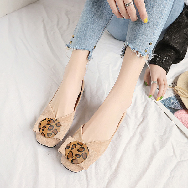 Modern női velúr cipő lapos talppal és csattal