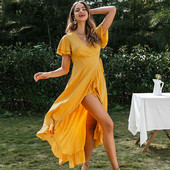 Laisva moteriška ilga suknelė trumpomis rankovėmis ir skeltuku, tinkanti vasarai