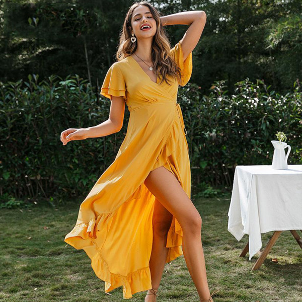 Laisva moteriška ilga suknelė trumpomis rankovėmis ir skeltuku, tinkanti vasarai