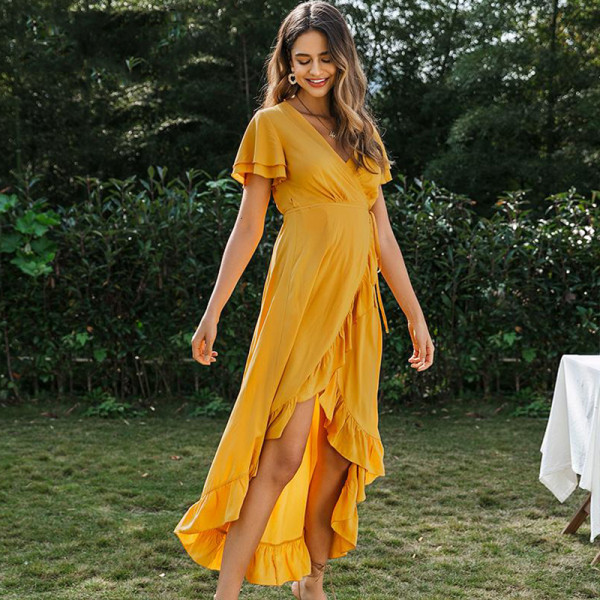 Laisva moteriška ilga suknelė trumpomis rankovėmis ir skeltuku, tinkanti vasarai