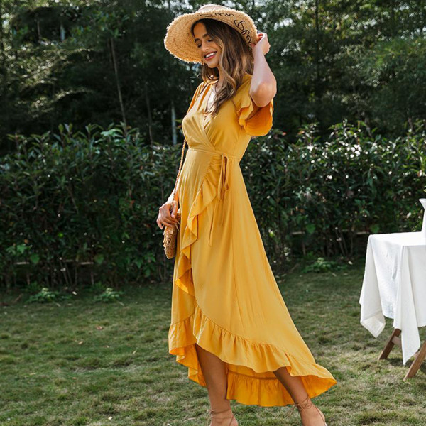 Laisva moteriška ilga suknelė trumpomis rankovėmis ir skeltuku, tinkanti vasarai