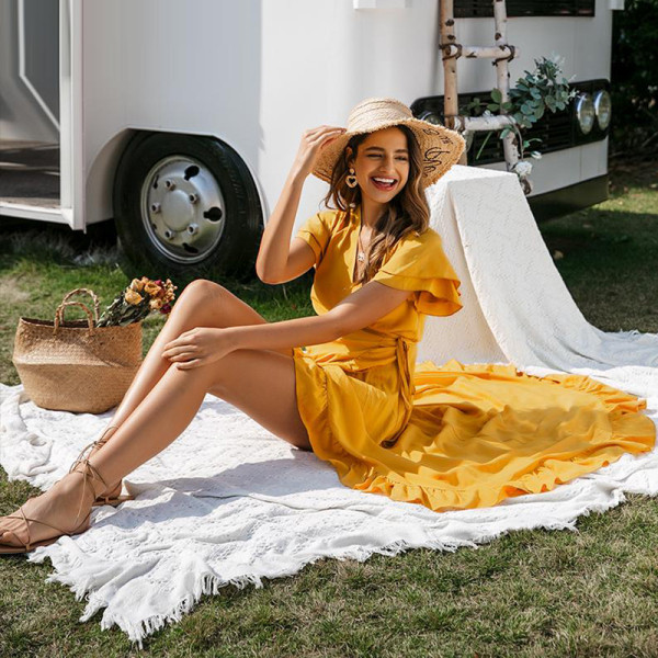 Laisva moteriška ilga suknelė trumpomis rankovėmis ir skeltuku, tinkanti vasarai