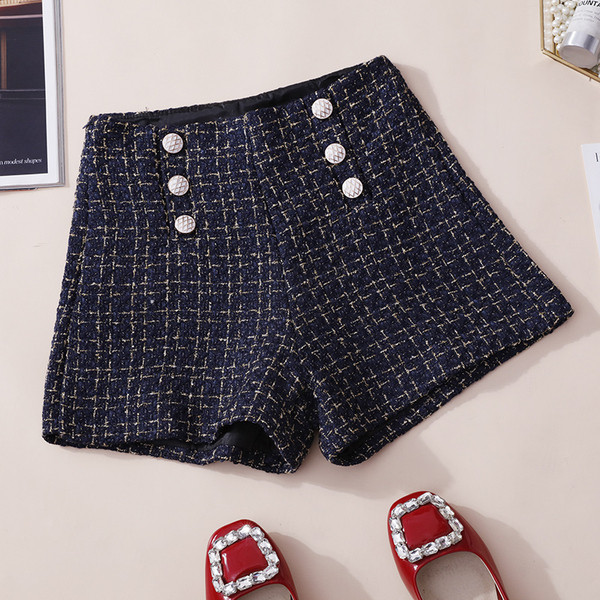 Naujo modelio aktualūs šortai aukštu juosmeniu ir sagomis