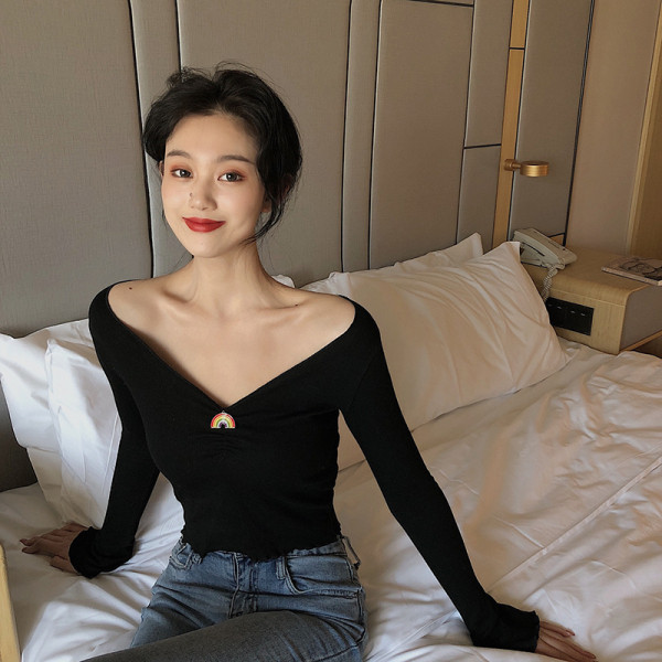 Trumpa prigludusi palaidinė su V formos iškirpte ir ilgomis rankovėmis