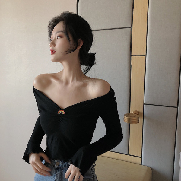 Trumpa prigludusi palaidinė su V formos iškirpte ir ilgomis rankovėmis