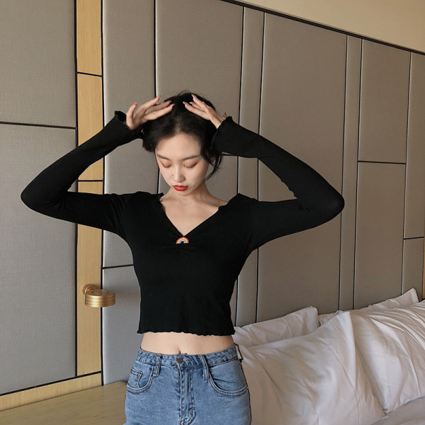 Trumpa prigludusi palaidinė su V formos iškirpte ir ilgomis rankovėmis