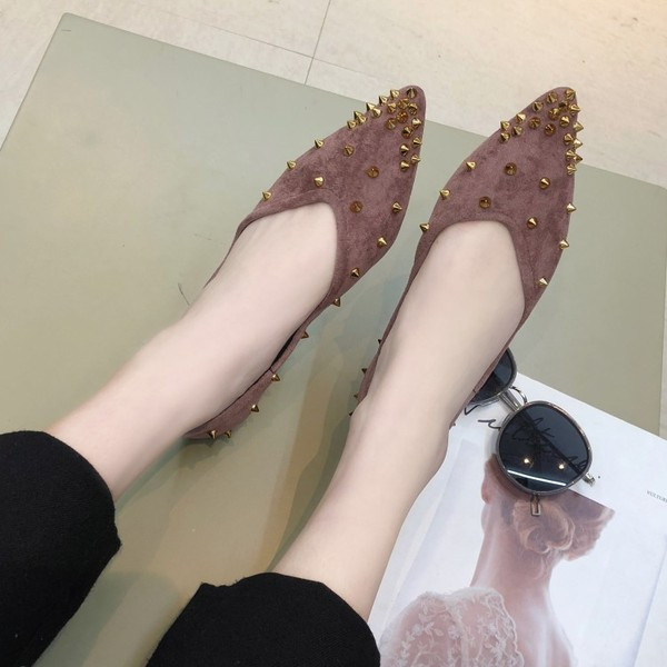 Öko velúrból készült alkalmi női cipő fém szegecsekkel