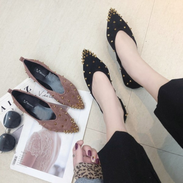 Öko velúrból készült alkalmi női cipő fém szegecsekkel