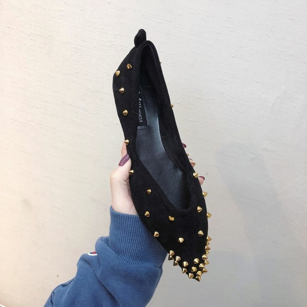 Öko velúrból készült alkalmi női cipő fém szegecsekkel