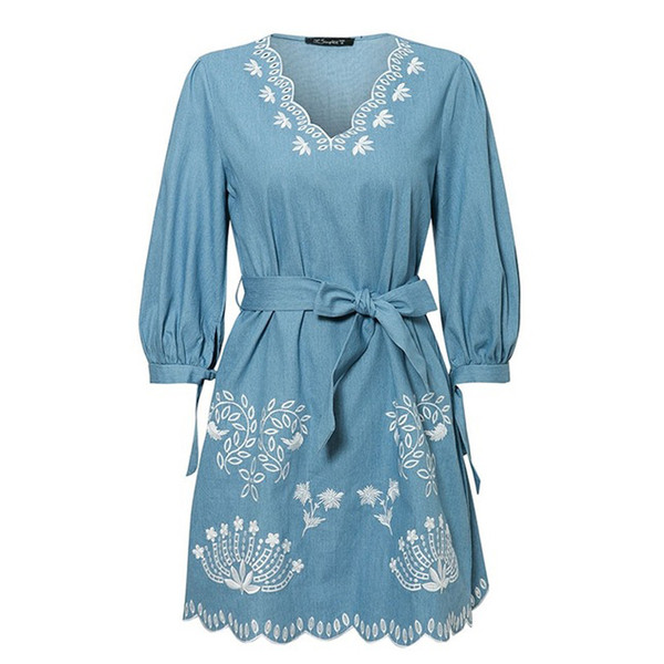 Ikdienas sieviešu īsā kleita ar garām piedurknēm un dziļu kakla izgriezumu