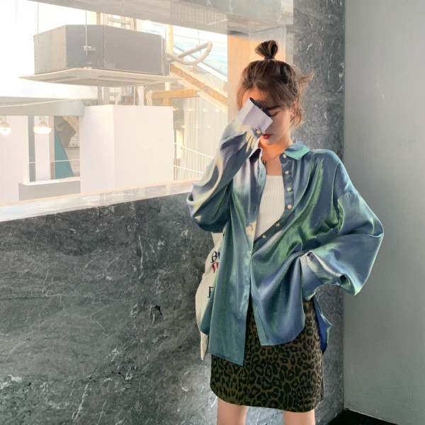 Naujo modelio platūs moteriški marškiniai su blizgiu efektu