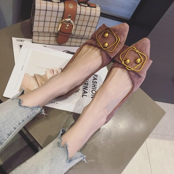 Alkalmi női cipő fém elemmel - hegyes modell