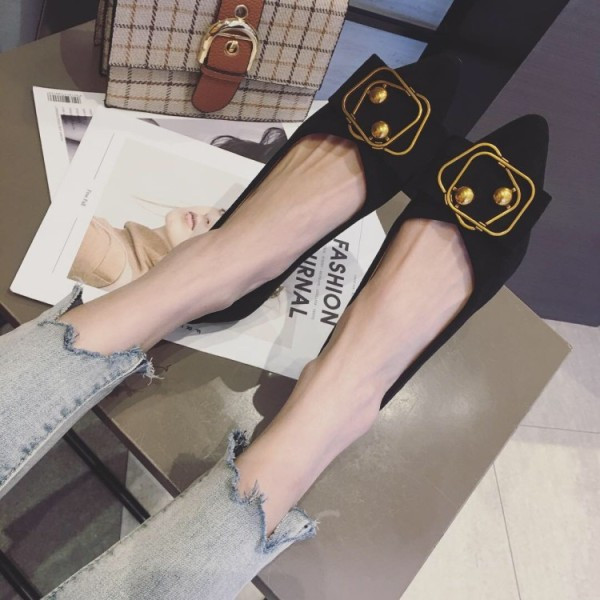 Alkalmi női cipő fém elemmel - hegyes modell