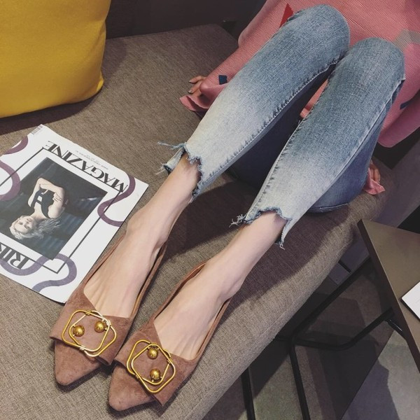 Alkalmi női cipő fém elemmel - hegyes modell