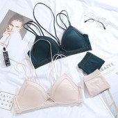 Modern női szett, mely két részből áll, beleértve a melltartót és a bikinit