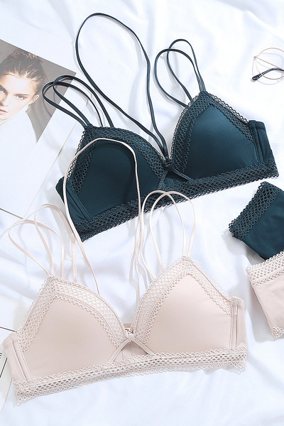 Modern női szett, mely két részből áll, beleértve a melltartót és a bikinit