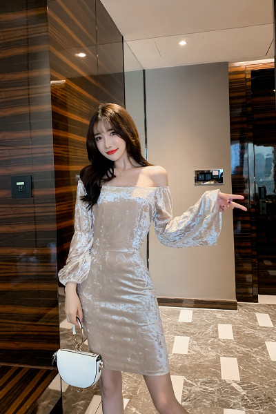 Stilinga moteriška aksominė suknelė plačiomis rankovėmis