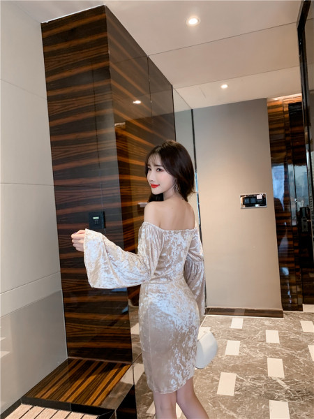 Stilinga moteriška aksominė suknelė plačiomis rankovėmis