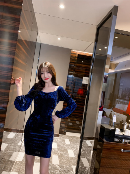 Stilinga moteriška aksominė suknelė plačiomis rankovėmis