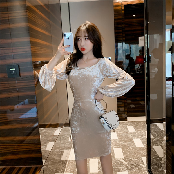 Stilinga moteriška aksominė suknelė plačiomis rankovėmis