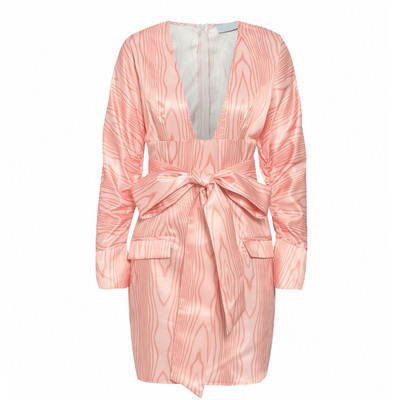 Eleganta sieviešu īsa rozā kleita ar garām piedurknēm un dziļu kakla izgriezumu