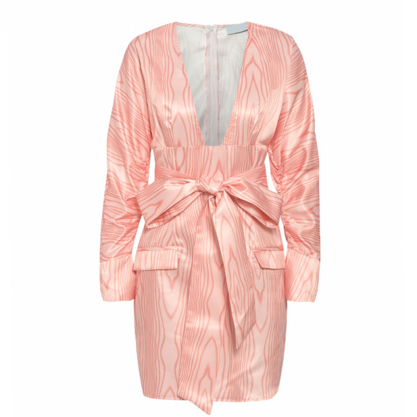 Eleganta sieviešu īsa rozā kleita ar garām piedurknēm un dziļu kakla izgriezumu