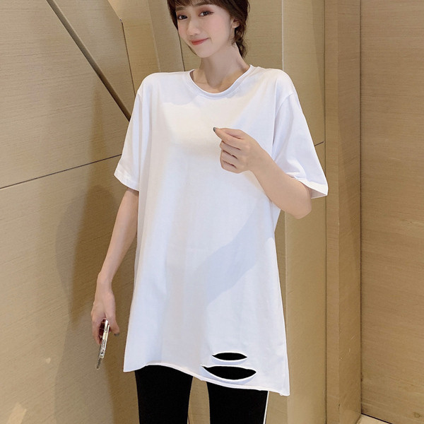 Ikdienas plats sieviešu t-krekls ar saplēstiem motīviem