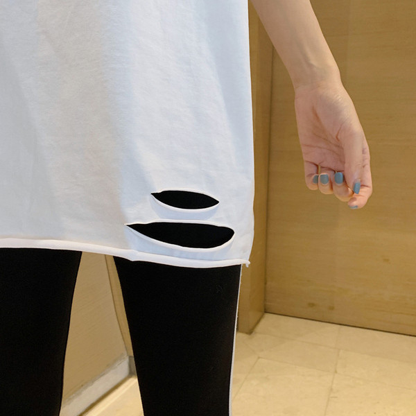 Ikdienas plats sieviešu t-krekls ar saplēstiem motīviem