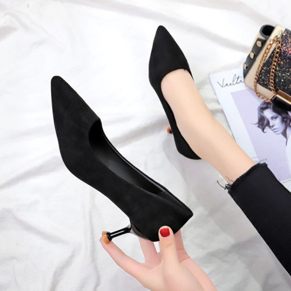 Stilīgi sieviešu apavi, smails modelis ar plānu papēdi