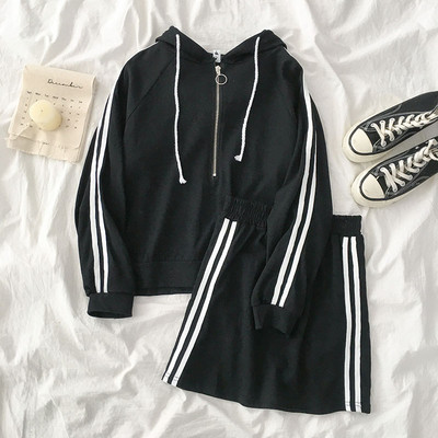 Ikdienas sieviešu komplekts no plānām adījumiem, tostarp sporta krekls ar kapuci un svārki