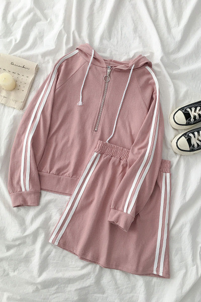 Ikdienas sieviešu komplekts no plānām adījumiem, tostarp sporta krekls ar kapuci un svārki