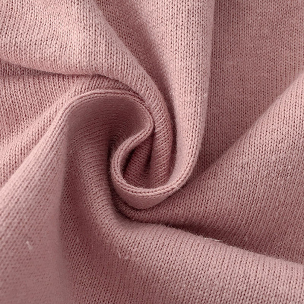 Ikdienas sieviešu komplekts no plānām adījumiem, tostarp sporta krekls ar kapuci un svārki