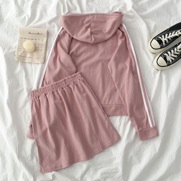 Ikdienas sieviešu komplekts no plānām adījumiem, tostarp sporta krekls ar kapuci un svārki