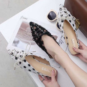 Pöttyös női papucs nyakkendővel fekete-fehér színben