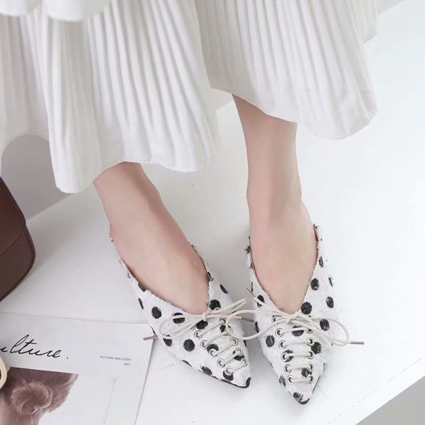 Pöttyös női papucs nyakkendővel fekete-fehér színben