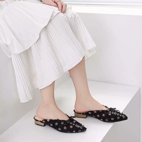 Pöttyös női papucs nyakkendővel fekete-fehér színben