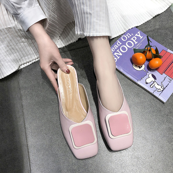 Moteriškos laisvalaikio šlepetės plokščiu padu ir sagtimi