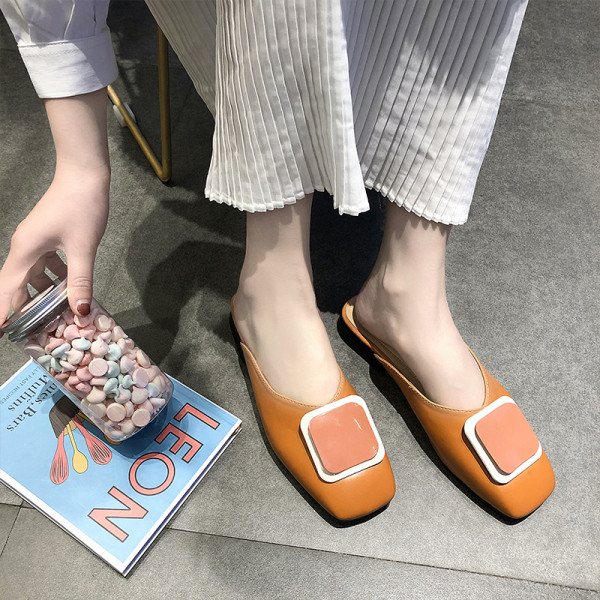 Moteriškos laisvalaikio šlepetės plokščiu padu ir sagtimi