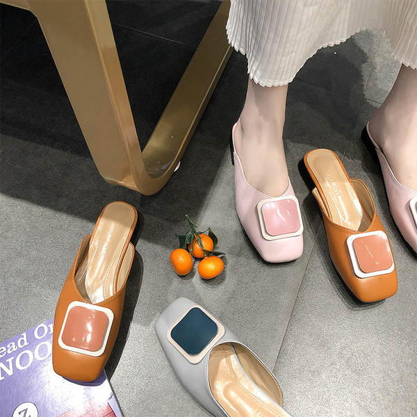 Moteriškos laisvalaikio šlepetės plokščiu padu ir sagtimi