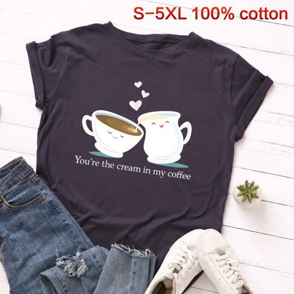 Naiste vabaaja t-särk ovaalse kaelusega aplikatsiooni ja pealdisega