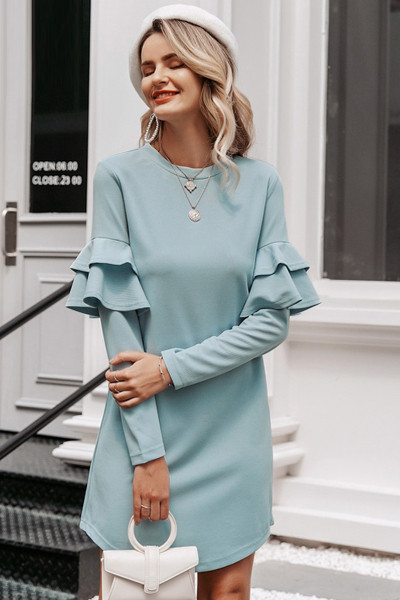 Stílusos rövid női ruha hosszú ujjal és ovális nyakkivágással